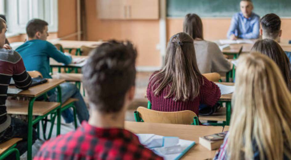 Giovani sui banchi di scuola