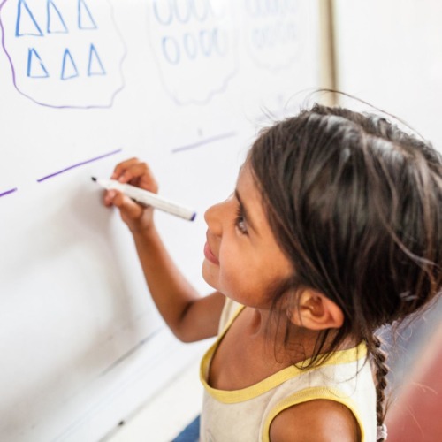 Educazione e disuguaglianza, bambina a scuola