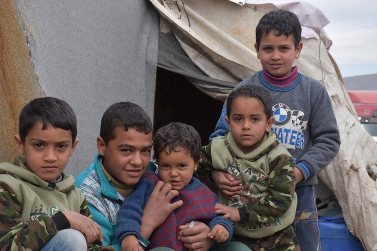 bambini in un campo profughi in Siria