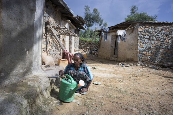 Zimam prende l'acqua dalla cisterna costruita da Oxfam Zimam Girmay, agricoltrice, Etiopia
