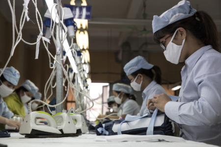 Lavoro in una fabbrica di Hanoi