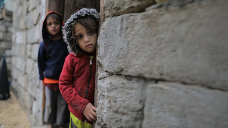 I bambini palestinesi che vivono a Gaza non hanno acqua pulita