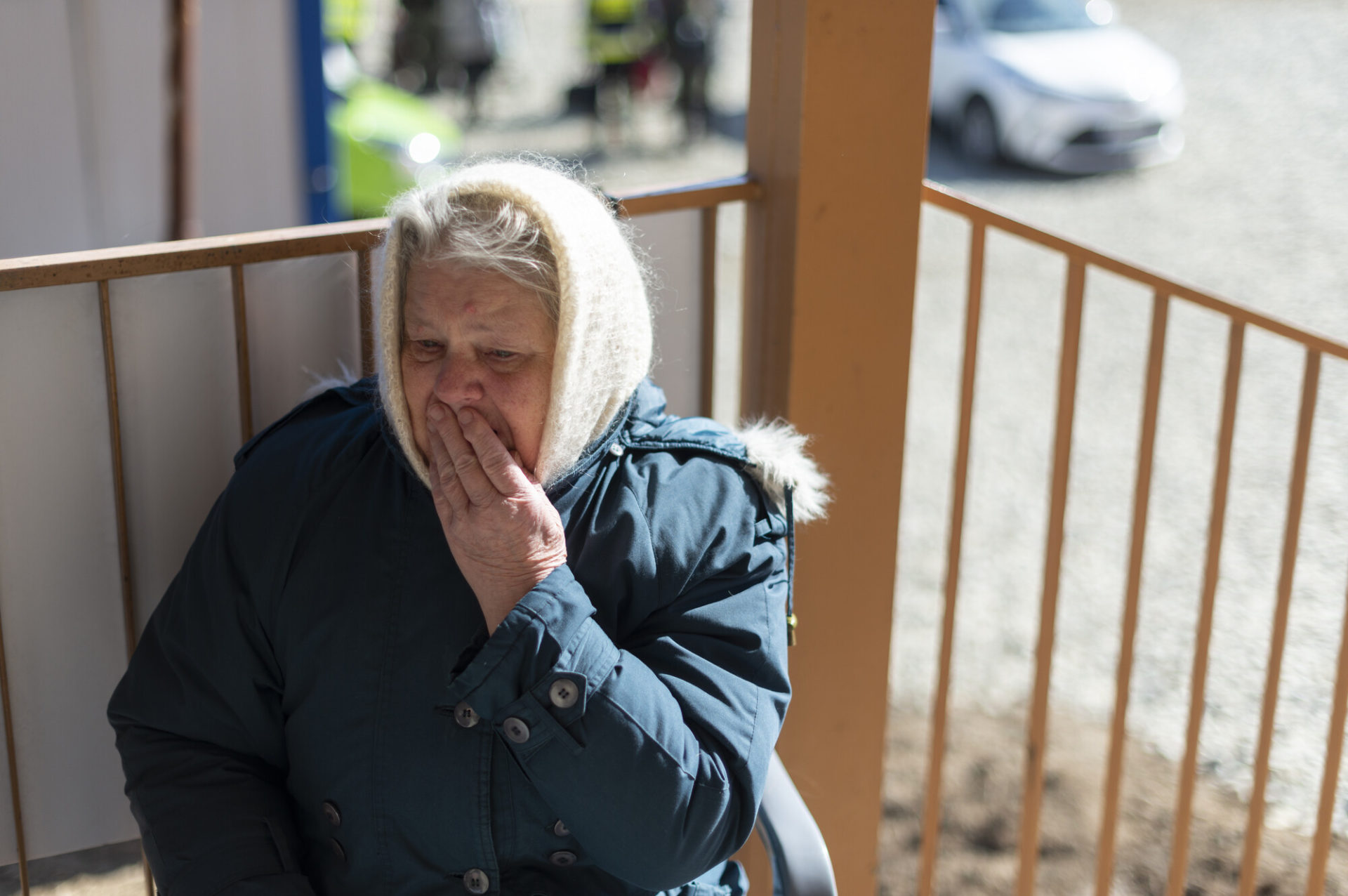 Ludomira, 74 anni, di Kharkiv (Ucraina) in attesa al centro di transito per rifugiati di Lodyna. 11/03/2022
