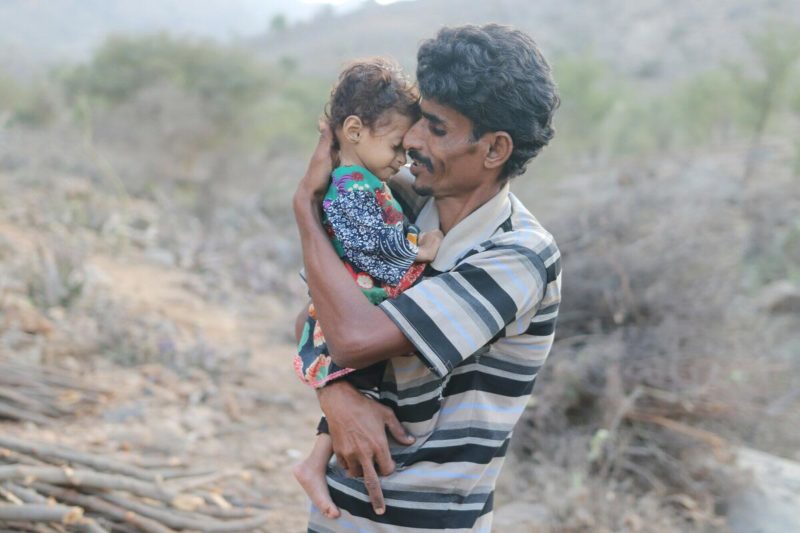 Ali e sua figlia,. Rischio carestia in Yemen