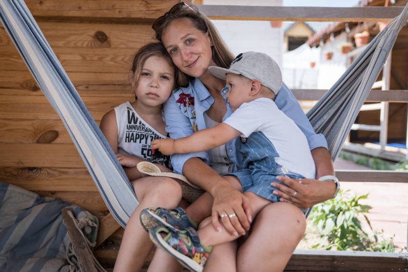 Katerina e i suoi figli fuggiti dall'Ucraina in Romania