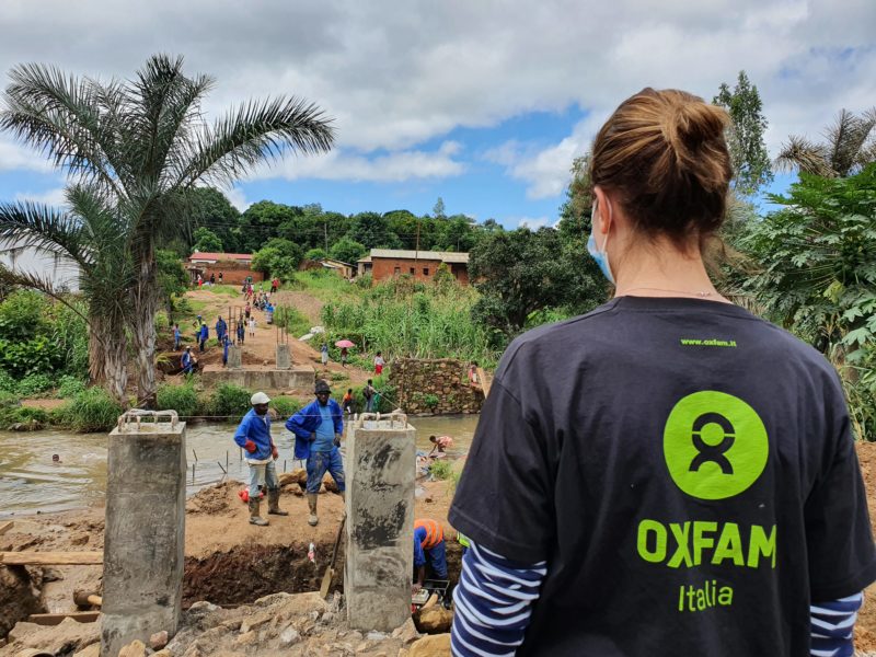 Un'operatrice Oxfam osserva i lavori di costruzione del ponte Likangala in Malawi (progetto UN-Habitat)