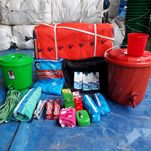 Un kit di emergenza, completo di tanica filtrante, è in grado di potabilizzare l’acqua, un secchio per conservarla e oggetti per l’igiene personale, per tenere lontane le malattie