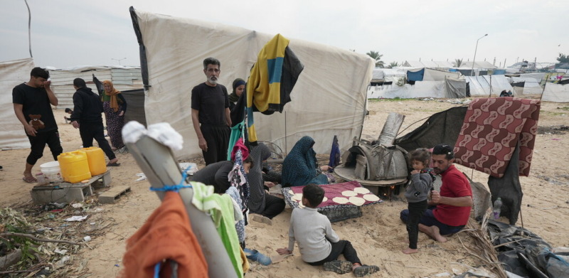 Nella Striscia di Gaza gli sfollati hanno a disposizione pochissima acqua pulita, che spesso mischiano con quella salata o contaminata, con pesanti ripercussioni sulla salute.