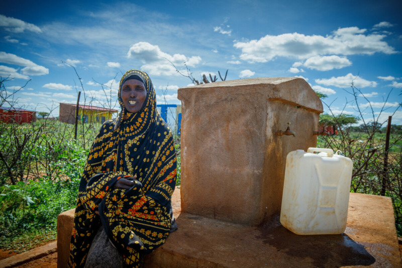 Amina Mohammed Abdi, 35 anni, vive a Go’Anod. Ha un piccolo negozio di tè dall’altra parte della strada rispetto a una delle fontane installate da Oxfam nel suo villaggio.