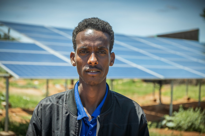 Mohammud, responsabile dell’Ufficio idrico di Ararso, accanto ai pannelli solari installati da Oxfam.