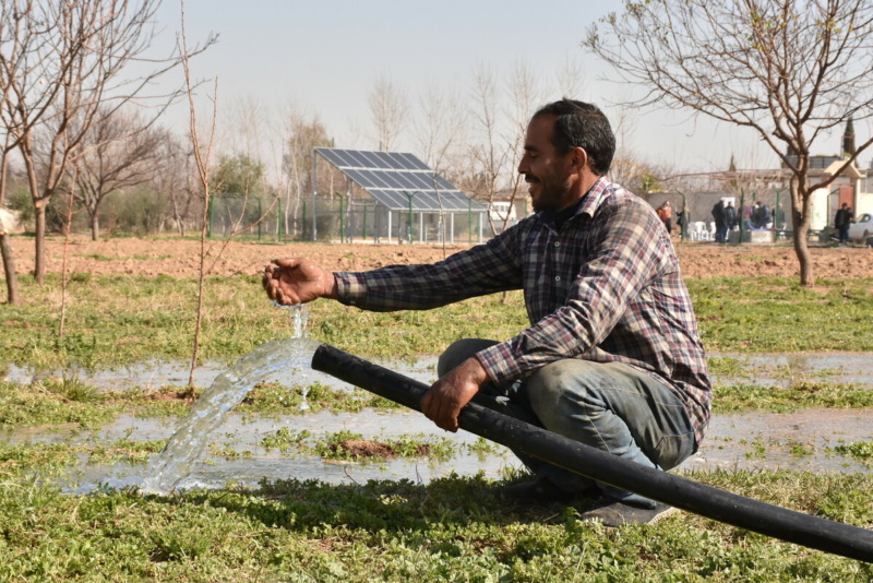 Kamal* ad Aftaris, nella zona rurale di Damasco, irriga la sua terra con l'acqua di un pozzo alimentato dai pannelli solari installati da Oxfam.