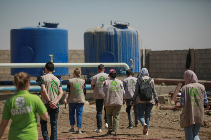 Portiamo acqua in Siria: un team di Oxfam in Siria ispeziona i lavori di riabilitazione effettuati nel 2022 per una stazione di trattamento delle acque nella zona rurale di Deir Ez-Zor.