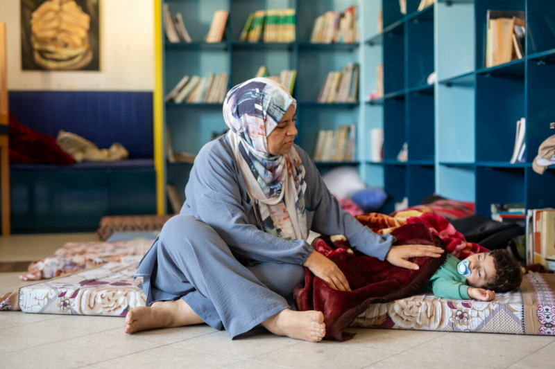 Huwaida cerca di far addormentare suo nipote nell'ufficio della CFTA nel sud di Gaza.