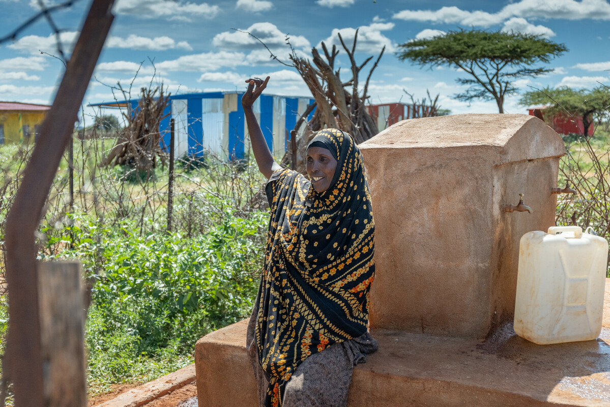 Etiopia. Amina accanto a una delle fontane installate nel suo villaggio. 