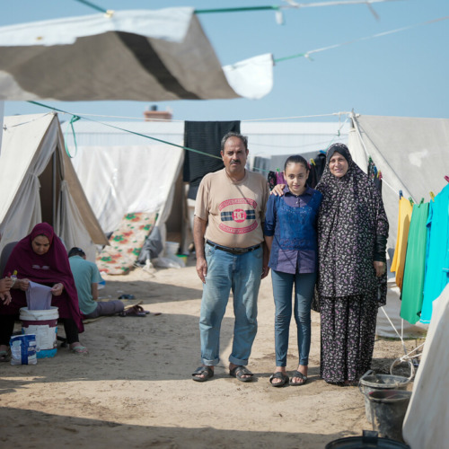 Sahed con la moglie Sawsan e la figlia, nel campo dove hanno trovato rifugio insieme a migliaia di persone.