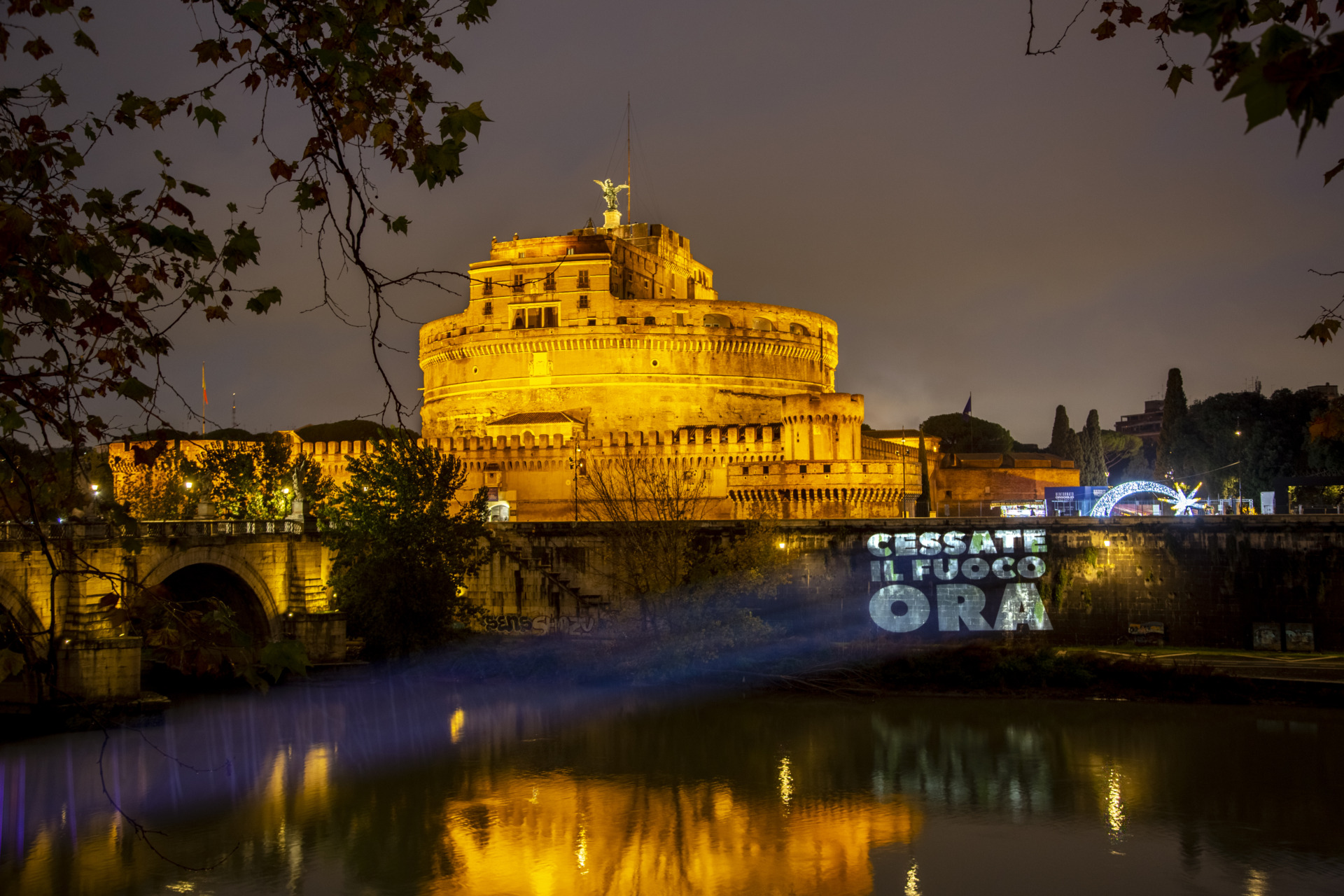 Castel Sant'Angelo illuminato con lo slogan "Cessate il Fuoco ORA"