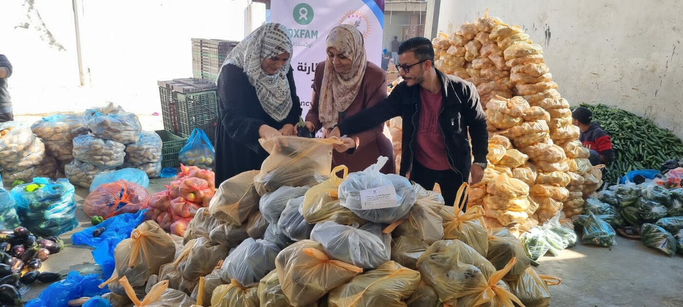 Pacchi alimentari contenenti ortaggi pronti per essere distribuiti alle famiglie sfollate nel Sud di Gaza. 