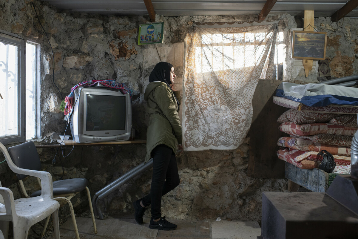 Una ragazza guarda fuori dalla sua finestra, a Gaza