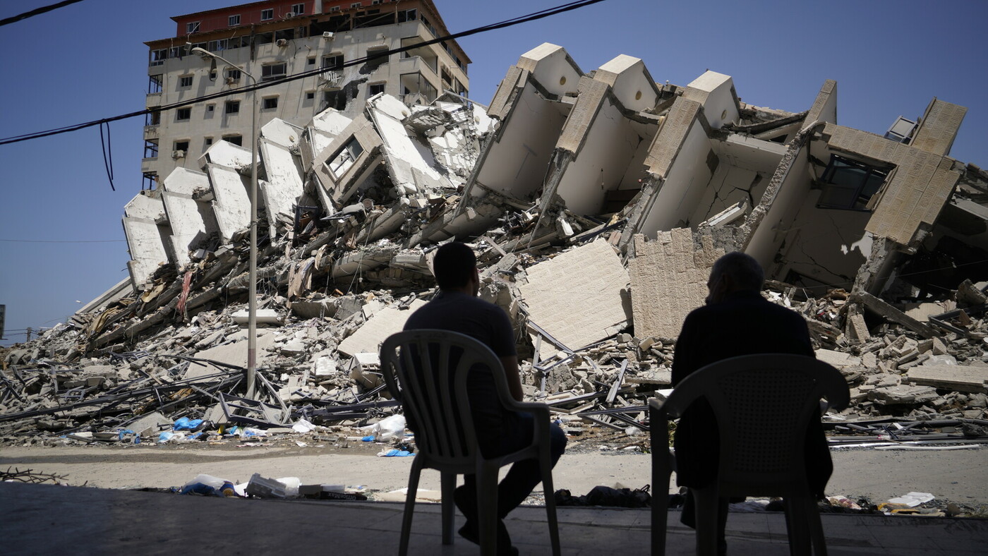 Foto delle macerie di un palazzo crollato a Gaza 