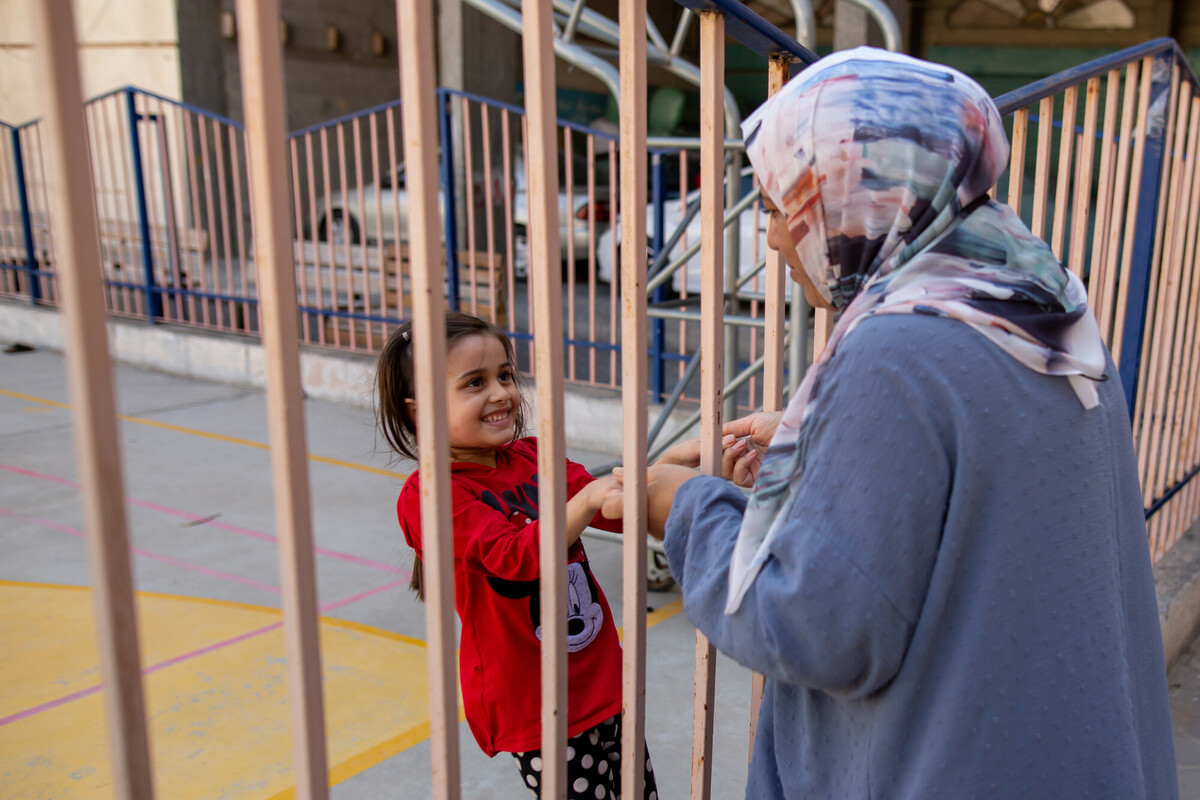Amira con la nipotina al centro in cui lavora e che adesso funge da rifugio per centinaia di sfollati. 