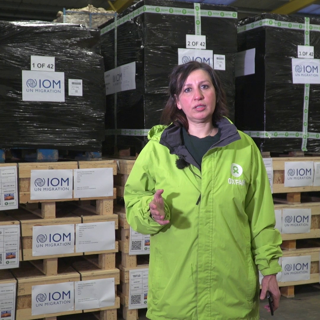 Nesrine Aly mostra i carichi di attrezzature igienico sanitarie nel magazzino di Oxfam a Bicester, Regno Unito, partiti per soccorrere la popolazione della Striscia.
