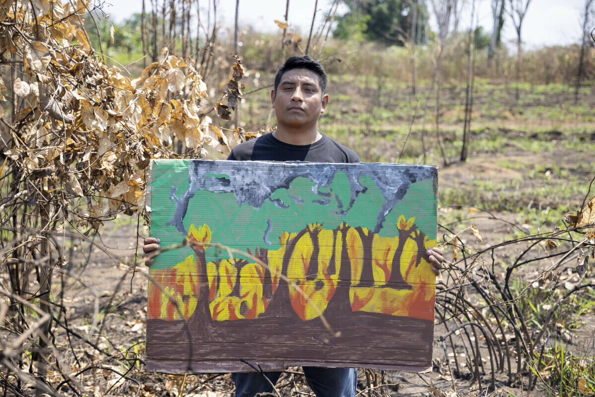 Pavel è un attivista peruviano. Lotta per proteggere la foresta amazzonica nel suo paese dalle industrie estrattive.