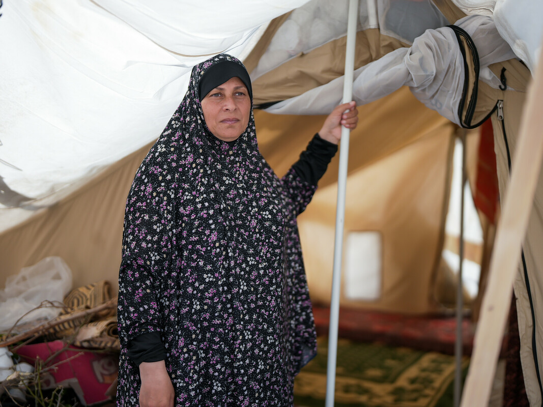 Sawsan vicino alla tenda in cui hanno trovato rifugio. 