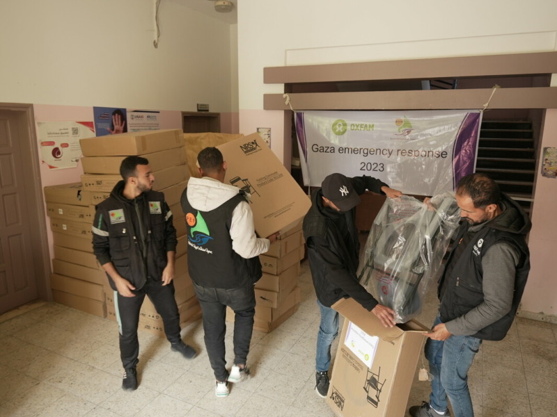 Lo staff di Oxfam e i suoi partner consegnano dispositivi d’assistenza per persone con disabilità nei rifugi di Rafah e Khan Younis.