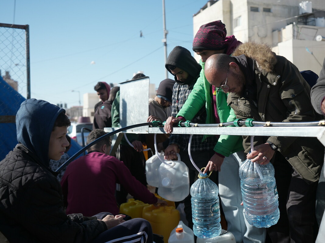 Gli sfollati a Rafah, nel sud di Gaza, hanno potuto utilizzare le unità di desalinizzazione appena installate fornite da Oxfam e dai partner locali. Queste unità forniscono acqua potabile pulita gratuitamente senza rischio di contaminazione.