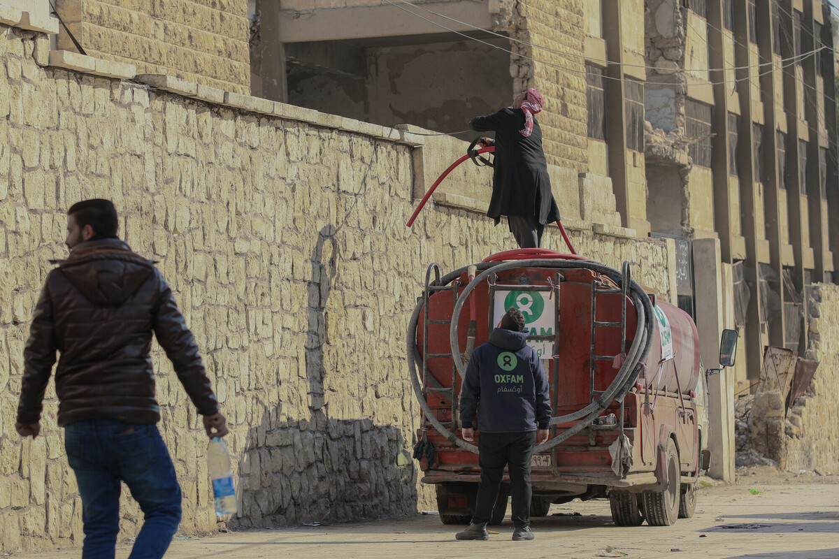 Siria. Consegna di acqua pulita agli abitanti di Aleppo con le autobotti all’indomani del sisma. Foto: Islam Mardini