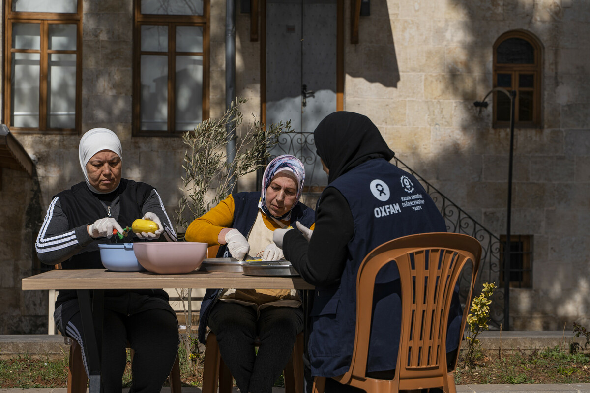 Le socie della cooperativa Matiya preparano i pasti per i sopravvissuti a Gaziantep, Turchia. Foto: Yalcin Ciftci/Oxfam KEDV