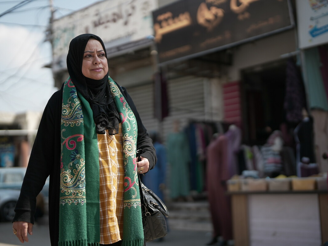 Nei suoi 15 anni di lavoro, Buthaina non ha mai affrontato circostanze così scoraggianti come quelle causate dall’attuale guerra a Gaza. Foto: Alef Multimedia/Oxfam 