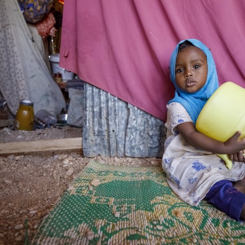 In un campo per sfollati alla periferia di Garowe, diverse famiglie hanno trovato rifugio dopo aver dovuto lasciare le proprie case a causa della situazione di siccità in corso. Alcune persone vivono qui dall’ultima siccità del 2017.