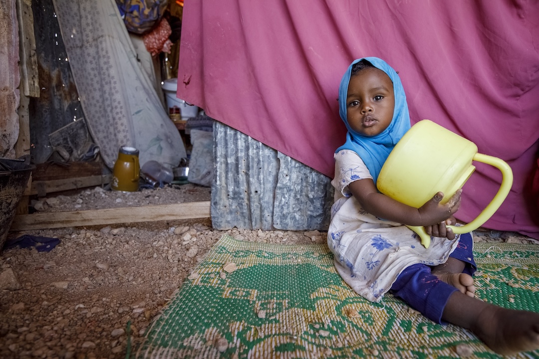 In un campo per sfollati alla periferia di Garowe, diverse famiglie hanno trovato rifugio dopo aver dovuto lasciare le proprie case a causa della situazione di siccità in corso. Alcune persone vivono qui dall’ultima siccità del 2017.