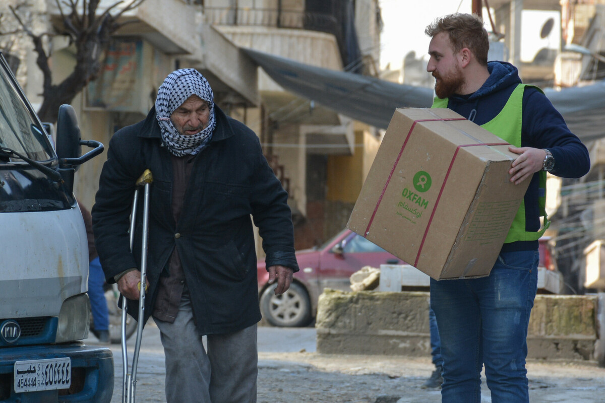 Sheik, un logista di Oxfam in Siria, aiuta a trasportare prodotti per proteggere Nezar dal freddo, sfollato da Afrin. Nezar ha 70 anni, è fuggito da Afrin e ha trovato rifugio presso i parenti nel quartiere Sheikh Maksoud di Aleppo. Si è infortunato alla gamba e non può camminare senza stampelle. Ho perso tre figli in questa guerra e ora devo mantenere i suoi tre figli piccoli. La mia condizione non aiuta e questo significa che dobbiamo dare fiducia alle organizzazioni.