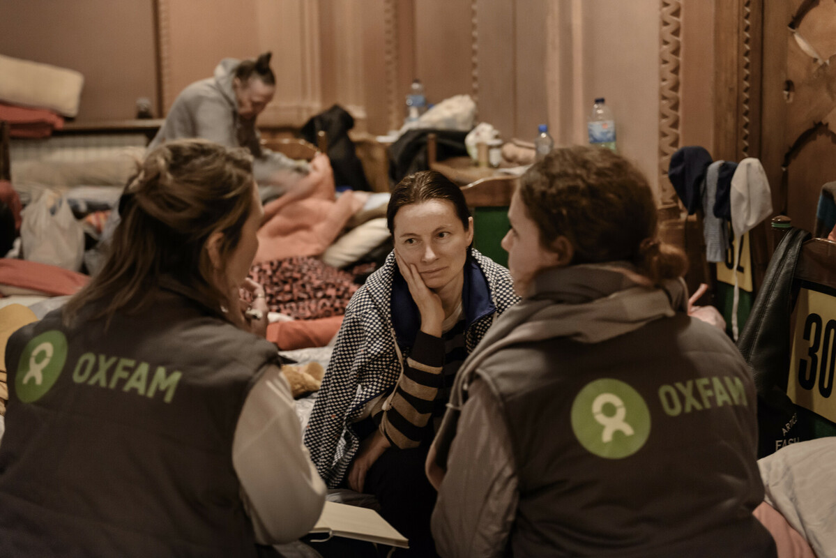 Lo staff Oxfam rassicura Irina, fuggita dall'Ucraina con i suoi figli