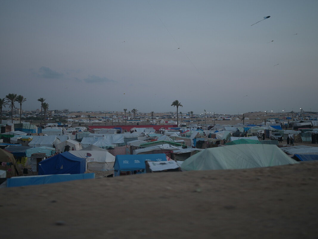 Circa 1,4 milioni di palestinesi hanno cercato rifugio a Rafah, dopo essere stati sfollati molte volte. Le condizioni di vita nei campi per sfollati sono drammatiche. Foto: Alef Multimedia/Oxfam