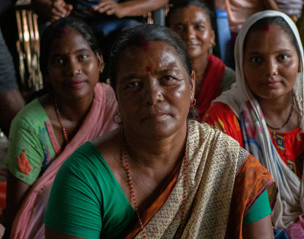 Il lavoro di Kaushila Sunar con un gruppo di emancipazione femminile nel suo villaggio l'ha aiutata a diventare un'oratrice pubblica sicura di sé e attiva nella sua comunità; come molti altri per i quali la tradizione imponeva di incentrare la vita attorno alla casa, una volta era estremamente timida. Con la formazione e il supporto tecnico di Oxfam e NEEDS, il gruppo di donne della comunità e il comitato di gestione dei disastri di cui è responsabile hanno guidato gli sforzi per ridurre i rischi di disastri. Hanno portato servizi essenziali alla loro comunità e introdotto la canna da zucchero come coltura da reddito resistente alle inondazioni.