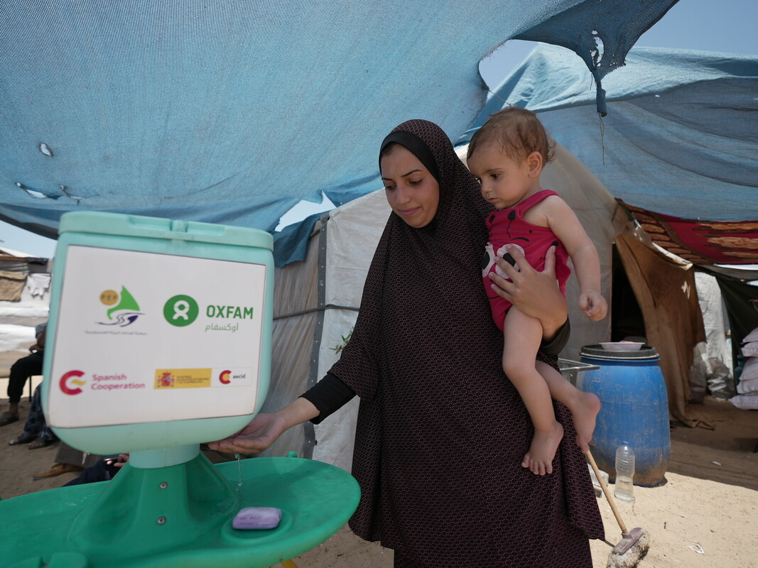 Duaa mentre utilizza il lavabo predisposto da Oxfam; ne sono stati distribuiti centinaia a beneficio degli sfollati nel campo di Al Mawasi. Foto: Alef Multimedia/Oxfam