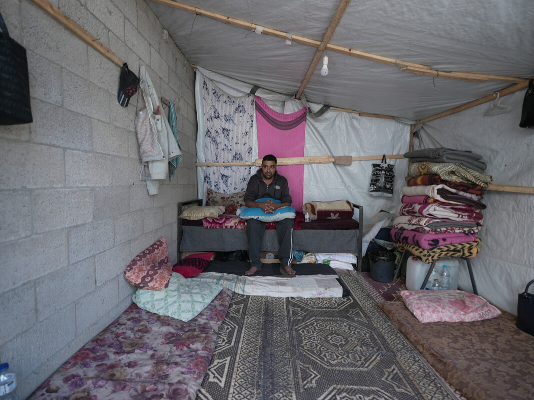 Ibrahim nella sua tenda nel cortile dell'ospedale Al Aqsa. Foto: Alef Multimedia/Oxfam 