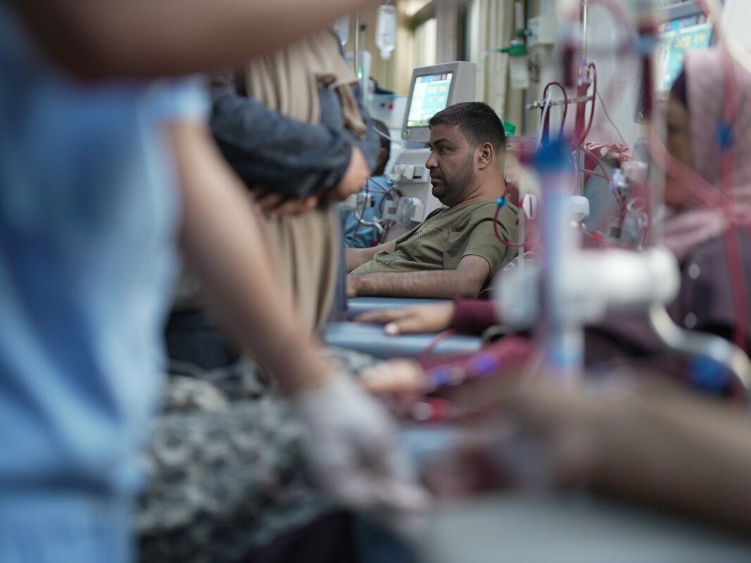 Ibrahim mentre si sottopone alla dialisi nell’ospedale di Al Aqsa. Foto: Alef Multimedia/Oxfam 