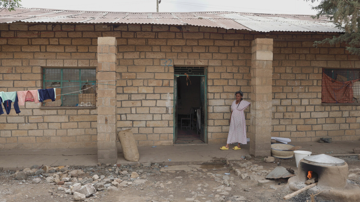 Netsanet di fronte all’edificio in cui ha trovato rifugio; senza porte e finestre, non le garantisce un vero riparo. Foto: Petterik Wiggers/Oxfam