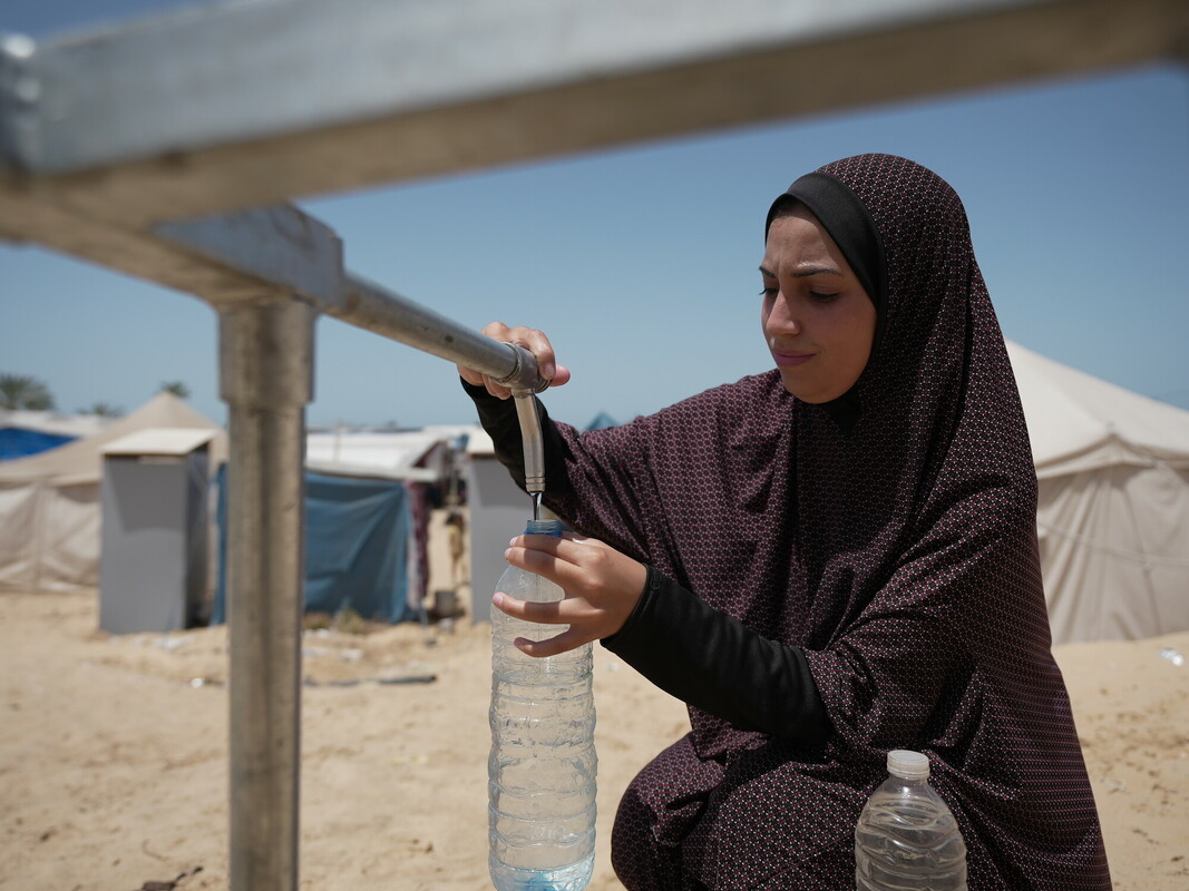 Duaa, si rifornisce d'acqua grazie alla cisterna installata nell'area di Al-Mawasi, nell governatorato di Khan Yunis. Photo credits: Alef Multimedia/Oxfam