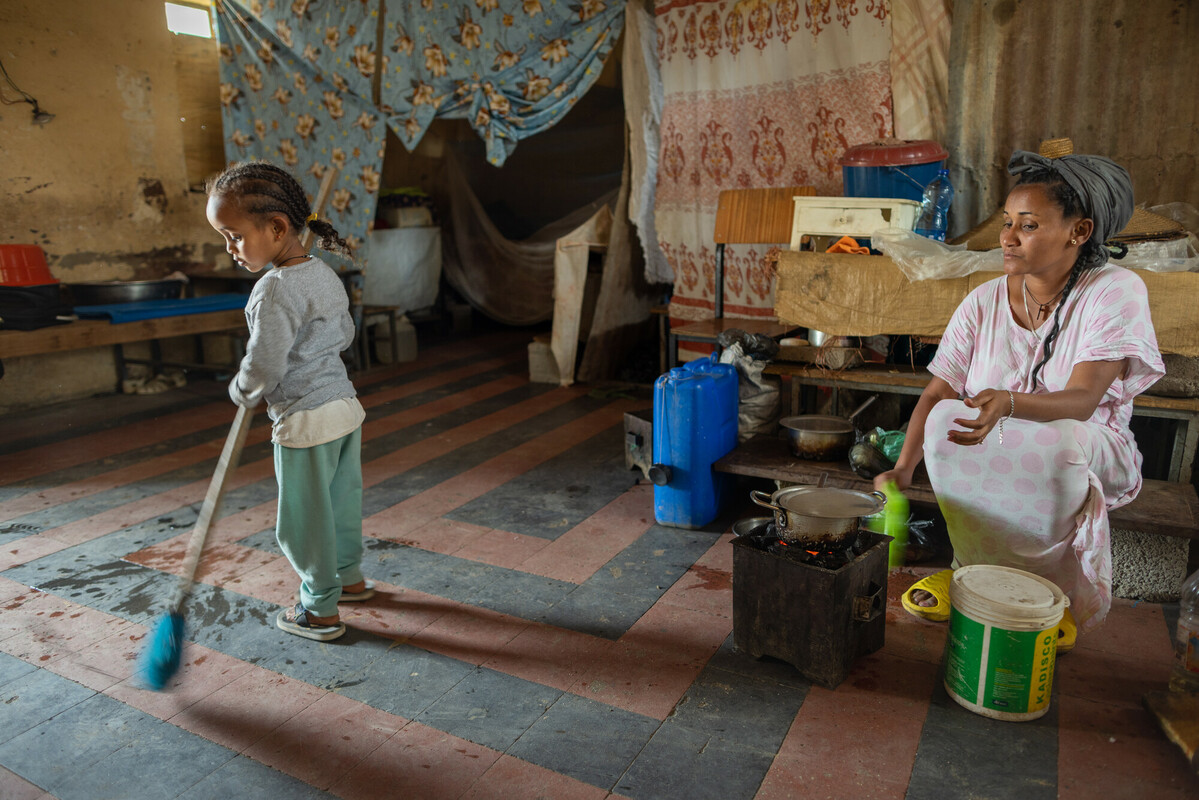 Netsanet nel suo alloggio di fortuna insieme alla sua bambina. Foto: Petterik Wiggers/Oxfam