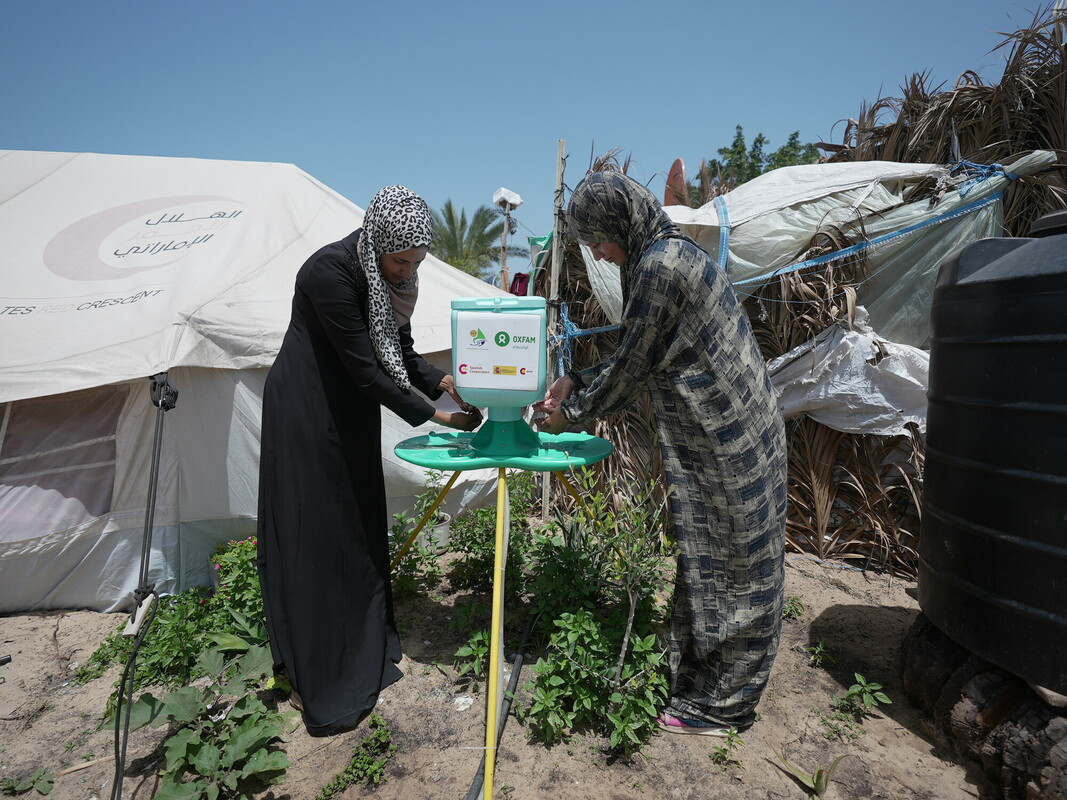 Wafa attinge l’acqua da uno dei punti di distribuzione che abbiamo installato nel campo di Al Mawasi. Foto: Alef Multimedia Company/Oxfam