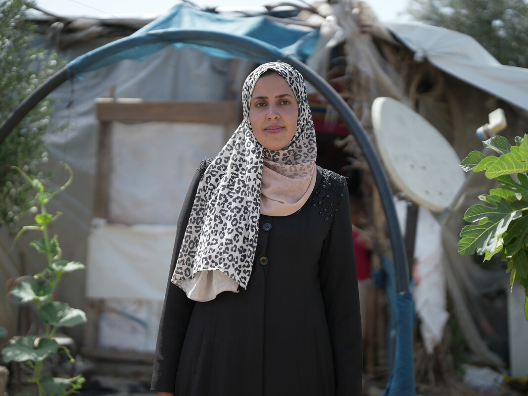 Wafa posa fuori dalla sua tenda ad Al Mawasi. Foto: Alef Multimedia Company/Oxfam