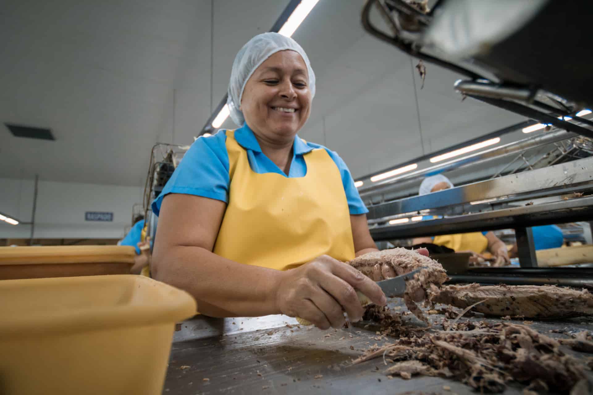 Addetta alla lavorazione del tonno nello stabilimento di Bolton in Ecuador. Credit: Bolton