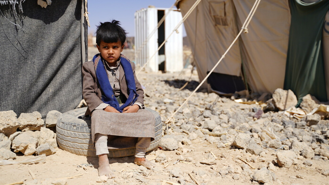 Foto di Omar, bambino seduto tra le macerie a causa della guerra in Yemen