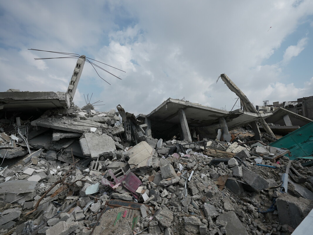 Gli edifici bombardati da un attacco aereo israeliano a Rafah, avvenuto a metà febbraio 2024, hanno subito un pesante attacco da parte dell'esercito israeliano, in cui circa 100 palestinesi sono stati uccisi in una sola notte. Foto: Alef Multimedia/Oxfam