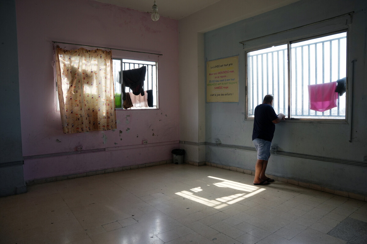 Habib, uno sfollato, nel suo rifugio nel Libano settentrionale, guarda fuori dalla finestra, perso nei suoi pensieri mentre osserva il mare. Foto di Jean Hatem / Oxfam